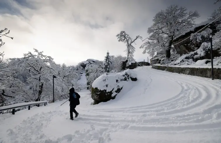 Imagem aérea da aldeia coberta de neve.